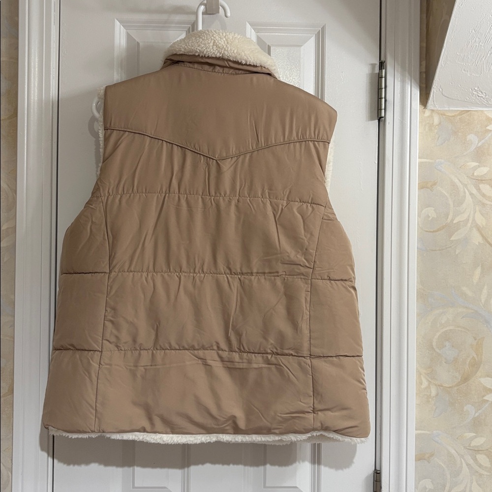 Lucky Brand Reversible Cream Sherpa/Tan Polyester Vest - Picture 8 of 12
